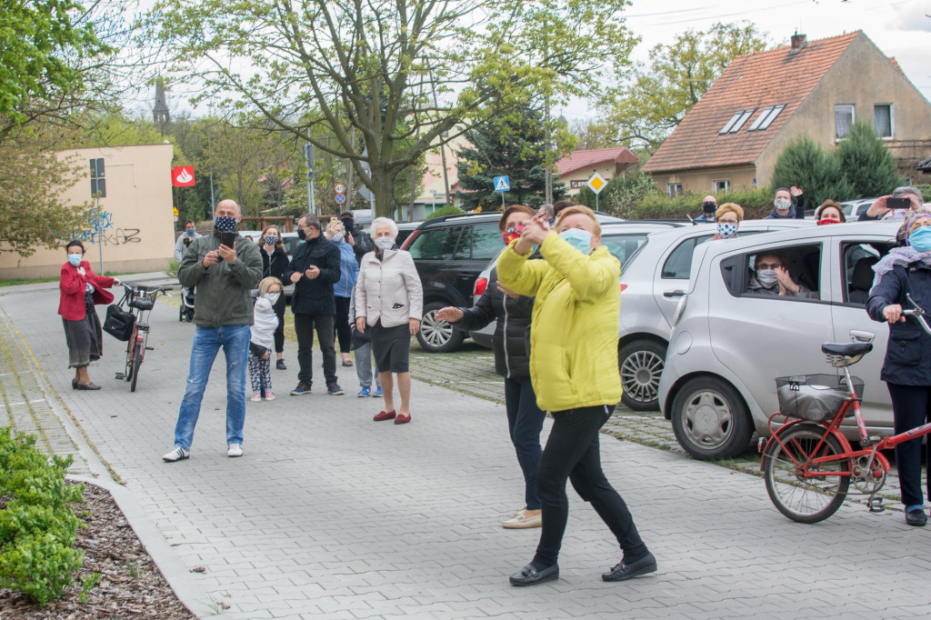 Koncert na balkonie jednego z bloków w Jarocinie