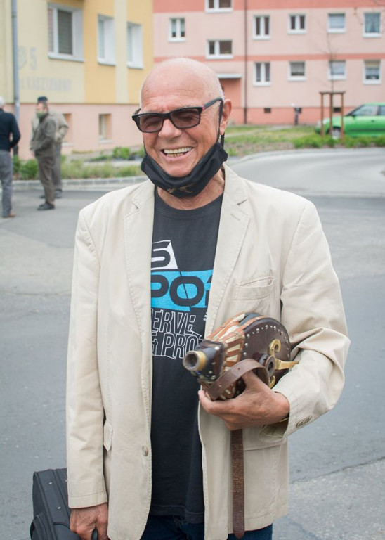 Koncert na balkonie jednego z bloków w Jarocinie