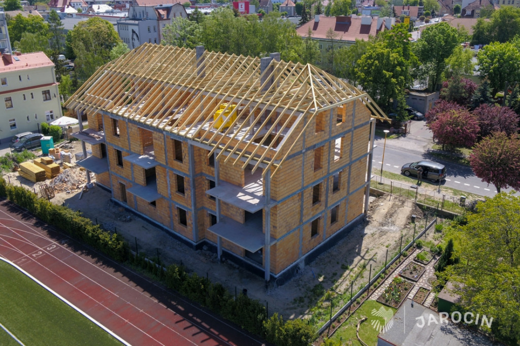 Mury pną się do góry. W centrum Jarocina