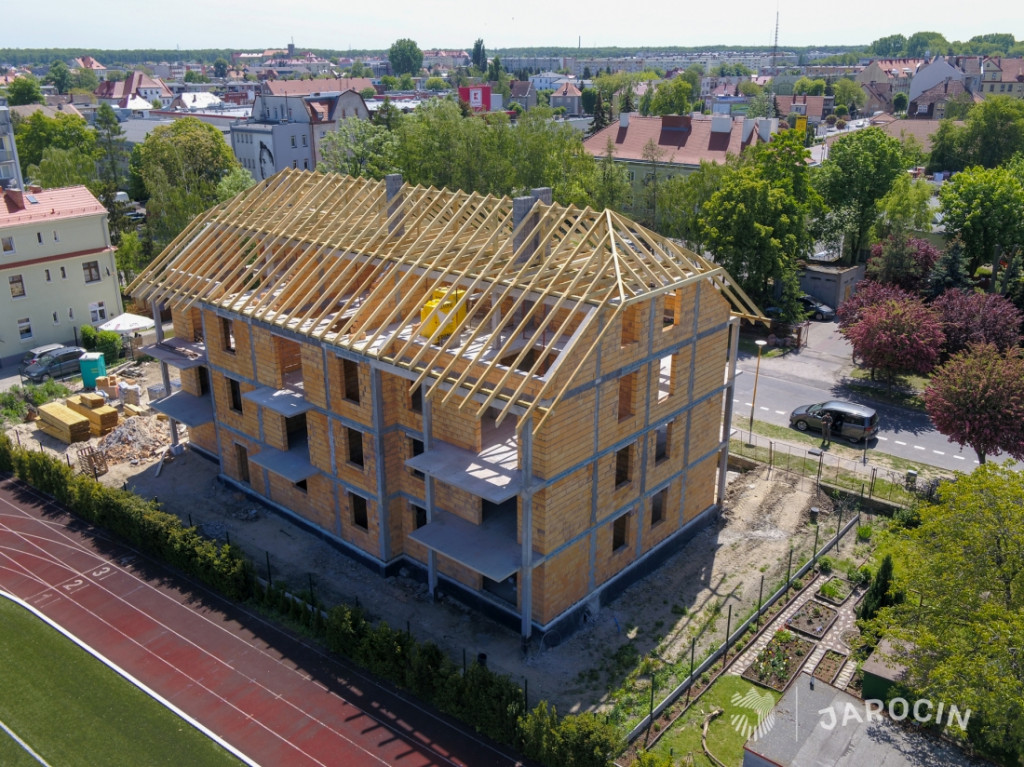 Mury pną się do góry. W centrum Jarocina