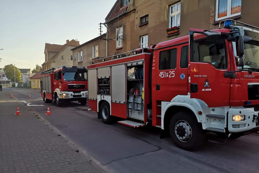 Ogień w garażu. Trzy zastępy strażackie w akcji