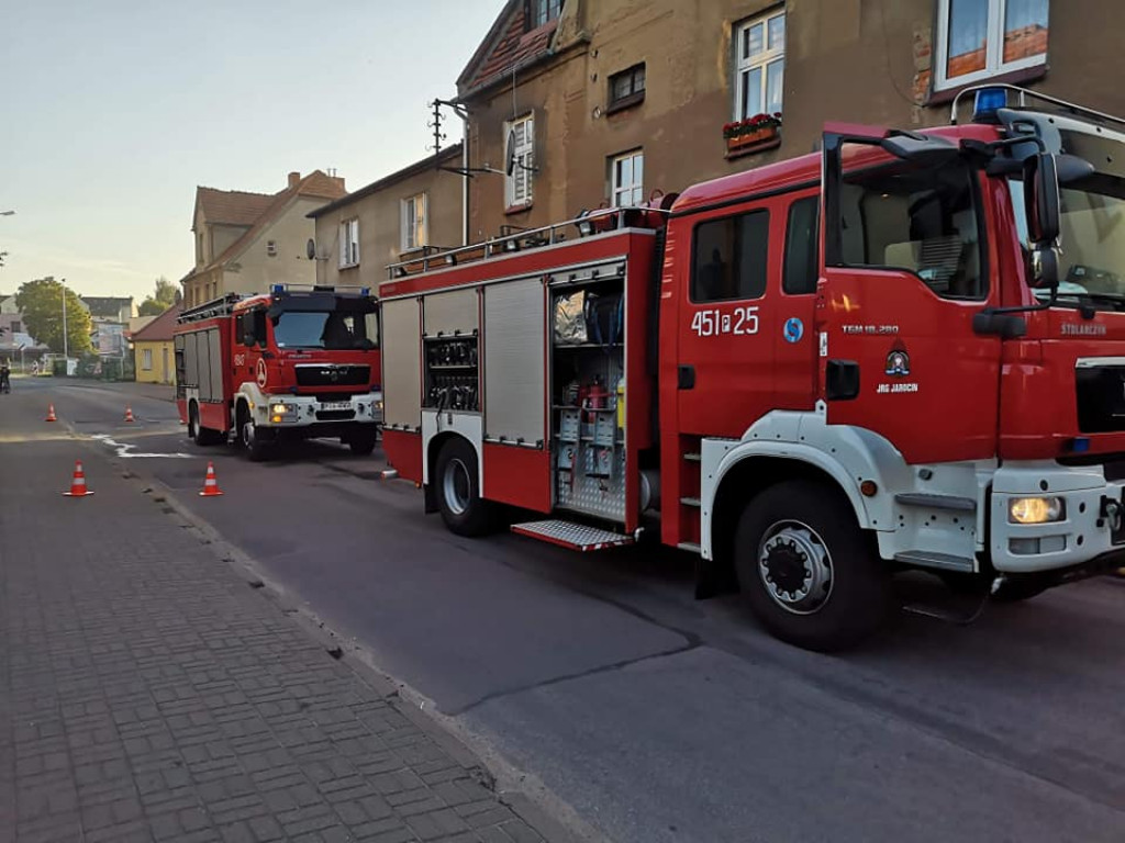 Ogień w garażu. Trzy zastępy strażackie w akcji