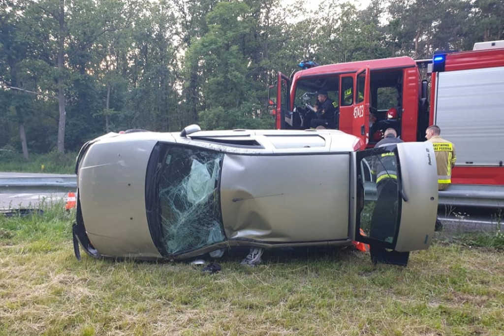 Samochód poza jezdną drogi krajowej nr 15 w Jarocinie