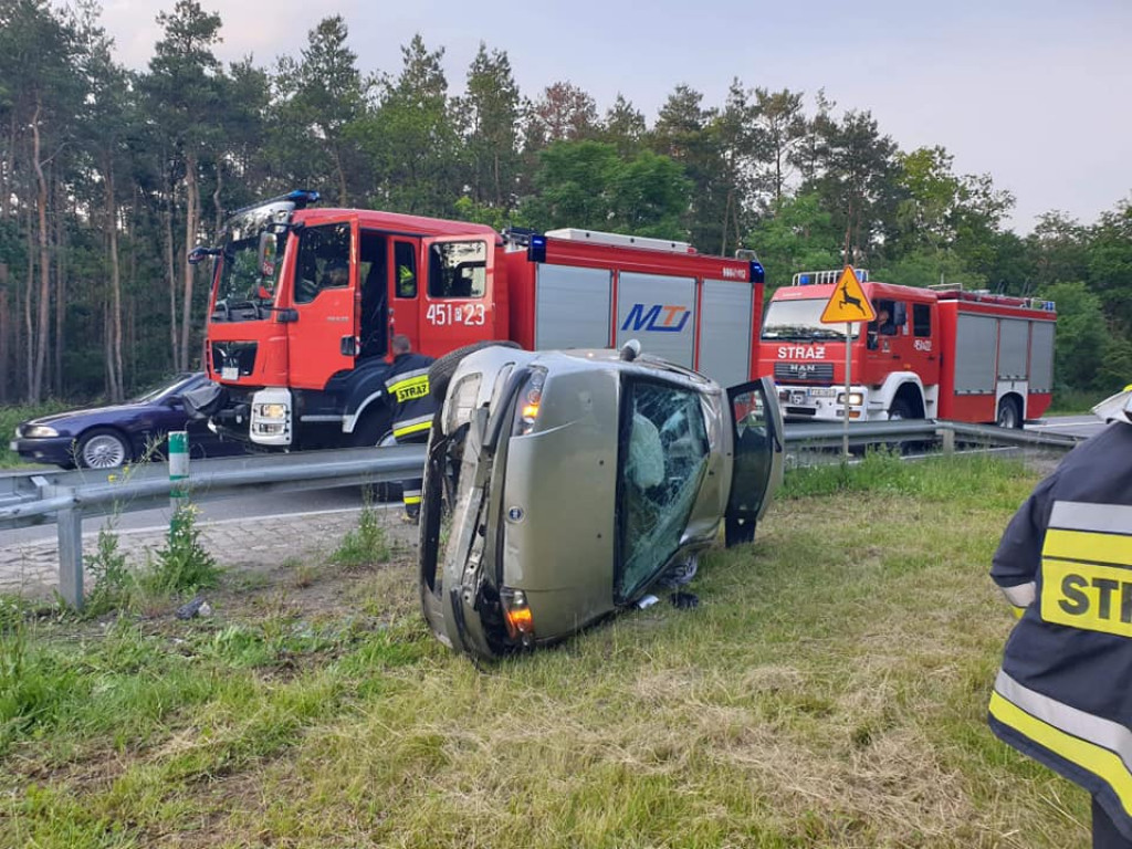 Samochód poza jezdną drogi krajowej nr 15 w Jarocinie