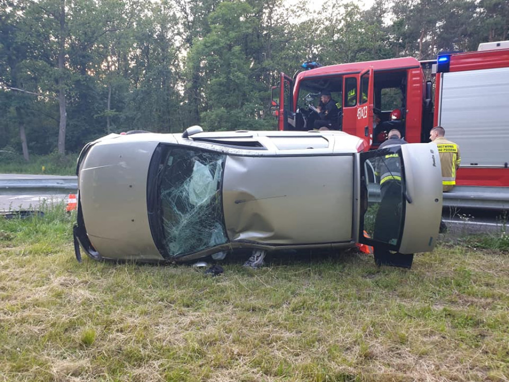 Samochód poza jezdną drogi krajowej nr 15 w Jarocinie