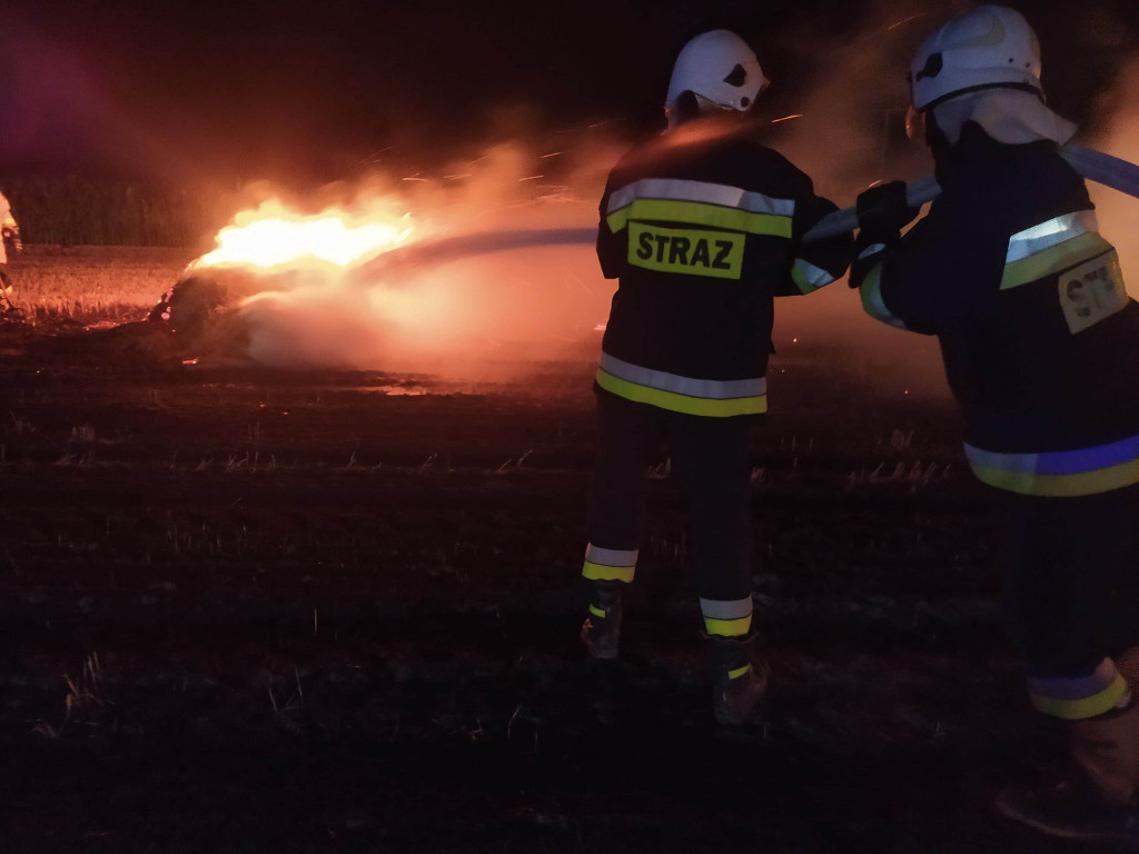 Ściernisko i baloty słomy w ogniu w Zakrzewie