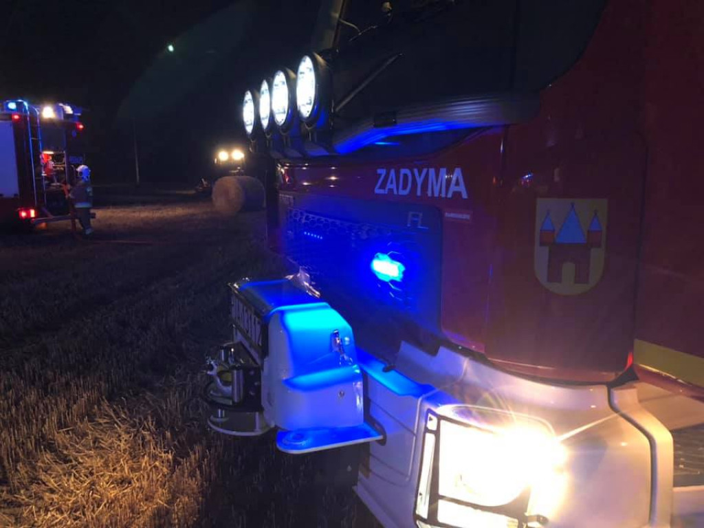 Ściernisko i baloty słomy w ogniu w Zakrzewie