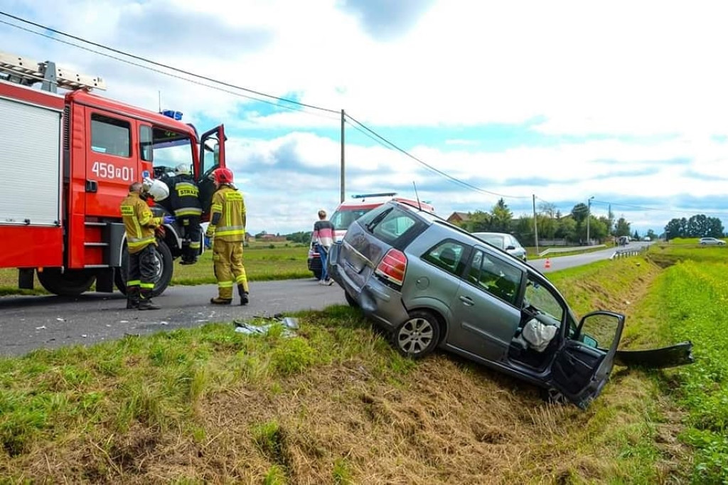 Zderzenie trzech samochodów  na drodze