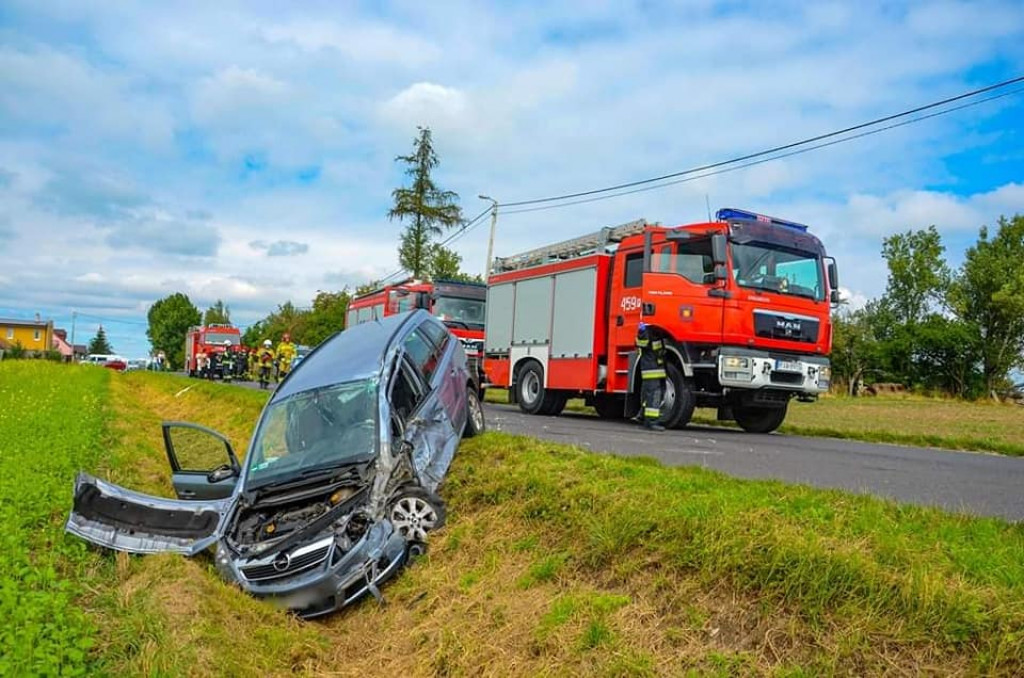 Zderzenie trzech samochodów  na drodze