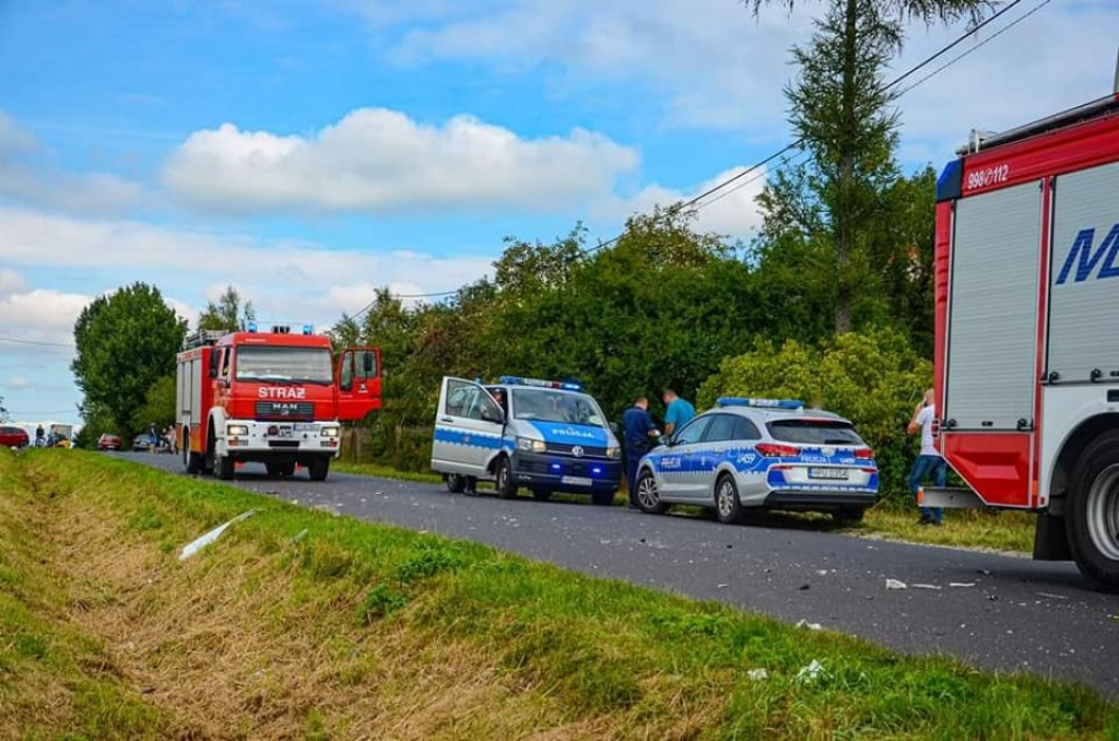 Zderzenie trzech samochodów  na drodze