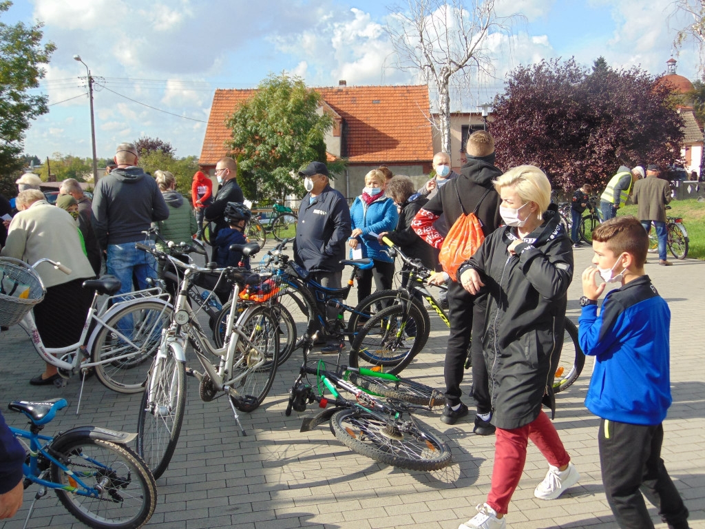 136 osób i 14 km na rowerach