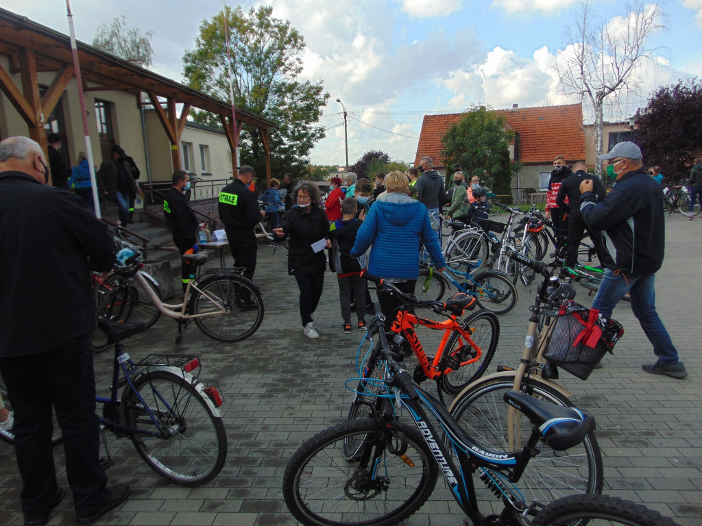 136 osób i 14 km na rowerach
