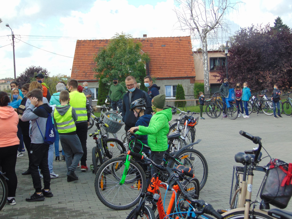 136 osób i 14 km na rowerach