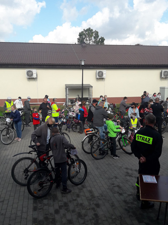 136 osób i 14 km na rowerach