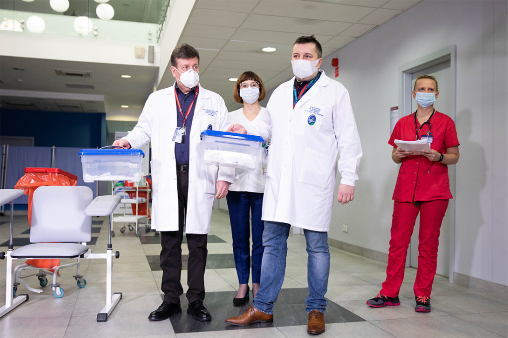 Pierwsze osoby w Polsce zaszczepione przeciw Sars-CoV-2