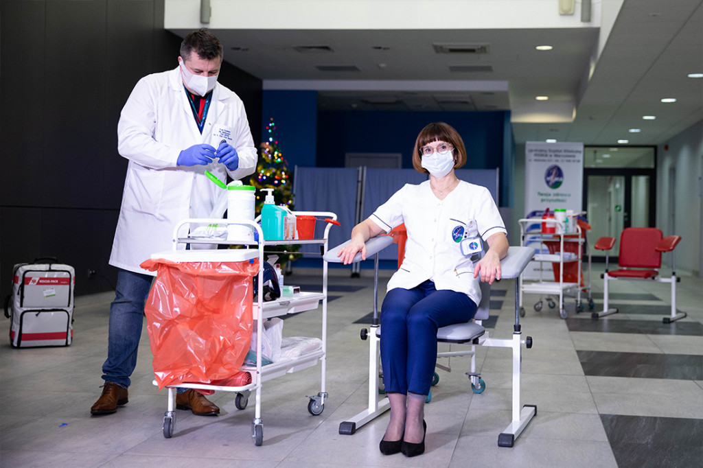 Pierwsze osoby w Polsce zaszczepione przeciw Sars-CoV-2