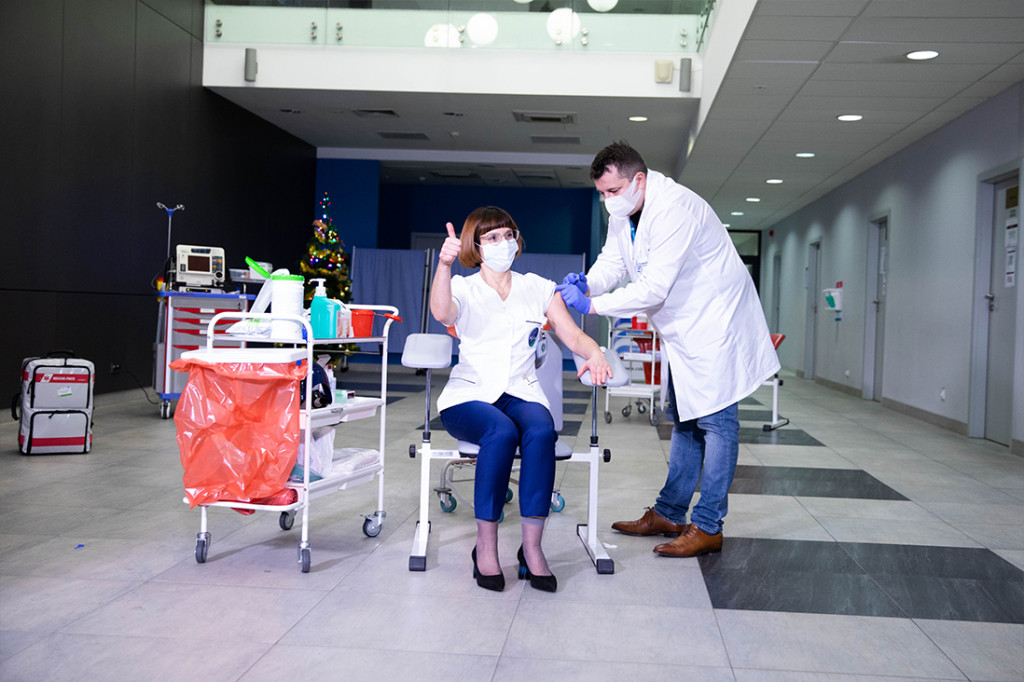 Pierwsze osoby w Polsce zaszczepione przeciw Sars-CoV-2