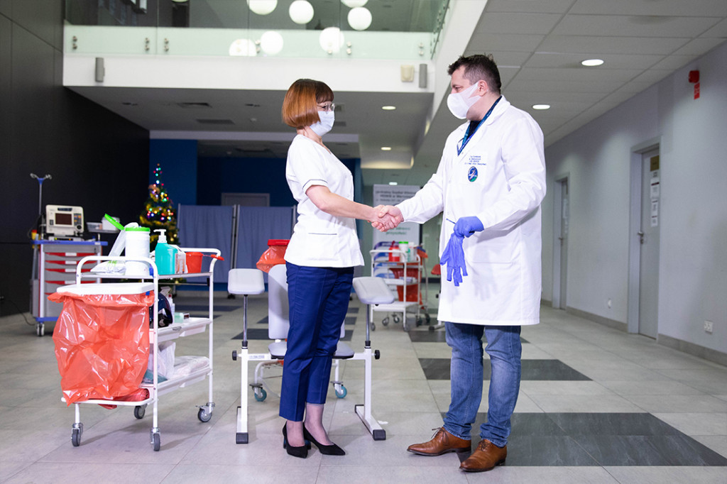 Pierwsze osoby w Polsce zaszczepione przeciw Sars-CoV-2