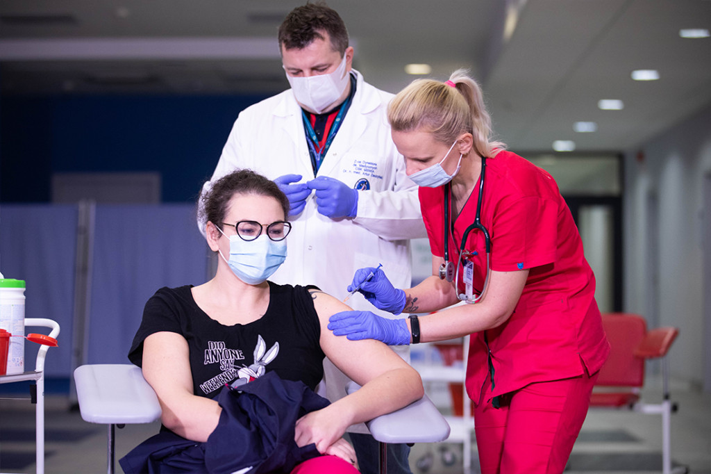 Pierwsze osoby w Polsce zaszczepione przeciw Sars-CoV-2