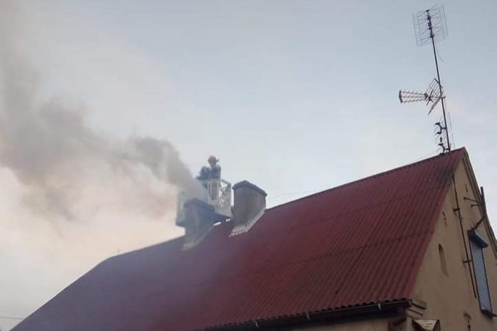 Nosków. Pożar w przewodzie kominowym