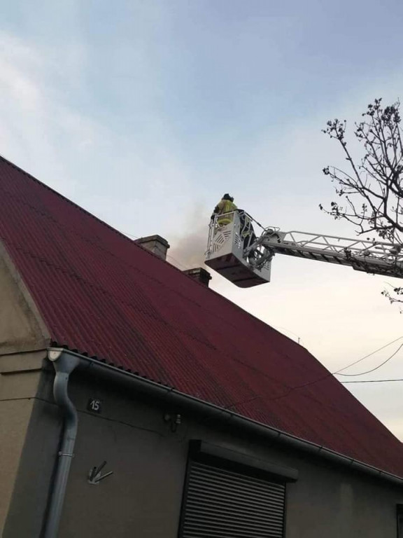 Nosków. Pożar w przewodzie kominowym