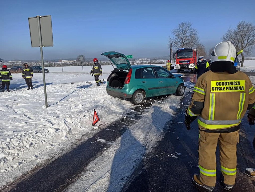 Wypadek na skrzyżowaniu dróg z Siedlemina do Roszkowa