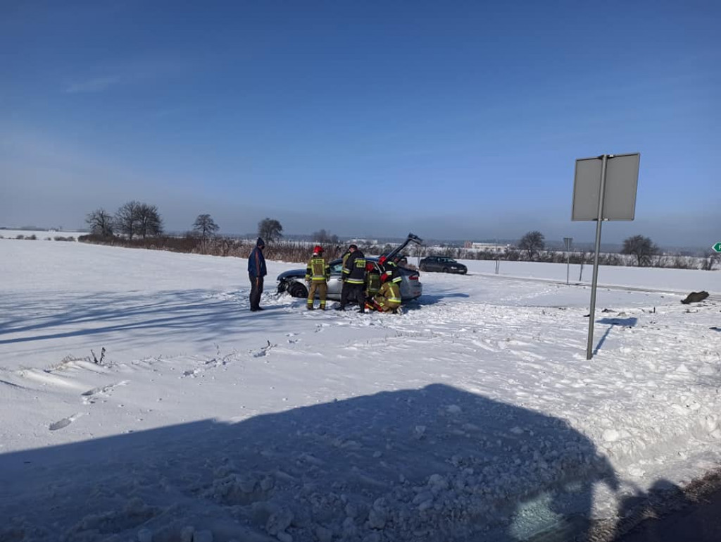 Wypadek na skrzyżowaniu dróg z Siedlemina do Roszkowa
