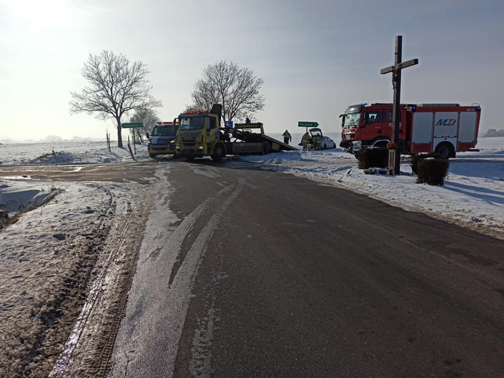 Wypadek na skrzyżowaniu dróg z Siedlemina do Roszkowa