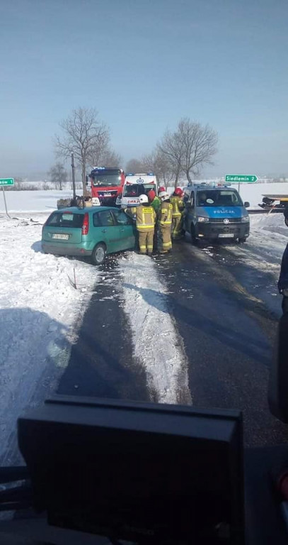 Wypadek na skrzyżowaniu dróg z Siedlemina do Roszkowa