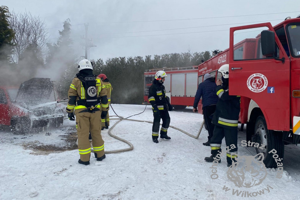 Samochód w płomieniach w Bachorzewie