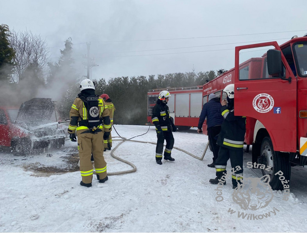 Samochód w płomieniach w Bachorzewie