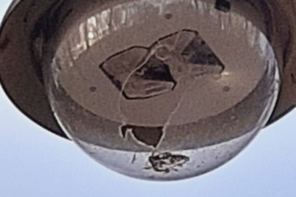 Nowe lampy i kosze w Parku Radolińskich zniszczone
