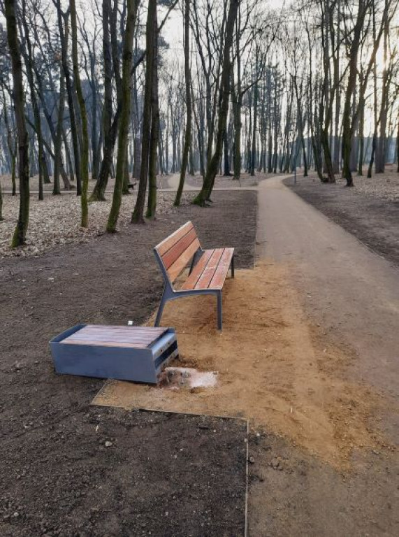 Nowe lampy i kosze w Parku Radolińskich zniszczone