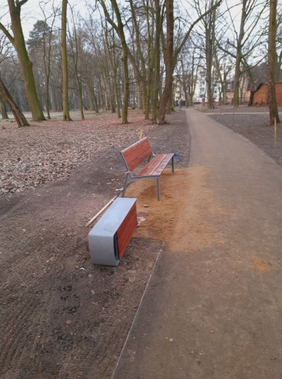 Nowe lampy i kosze w Parku Radolińskich zniszczone