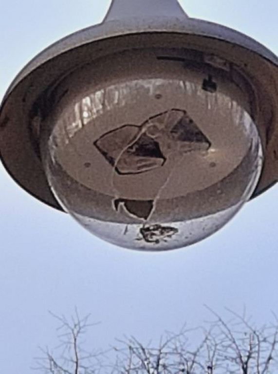 Nowe lampy i kosze w Parku Radolińskich zniszczone
