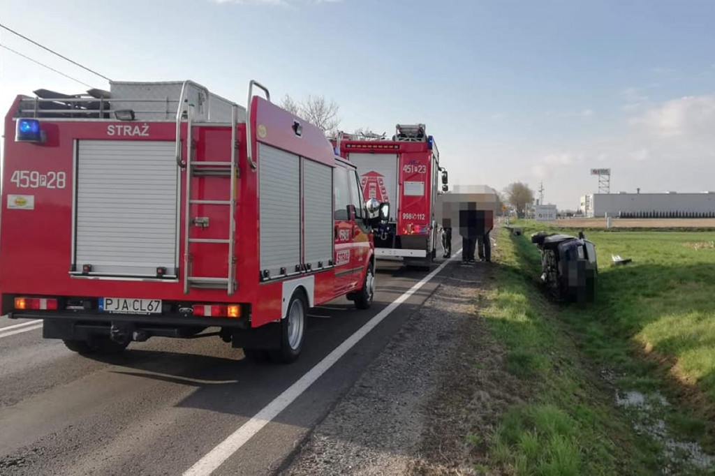 Golina. Samochód w rowie