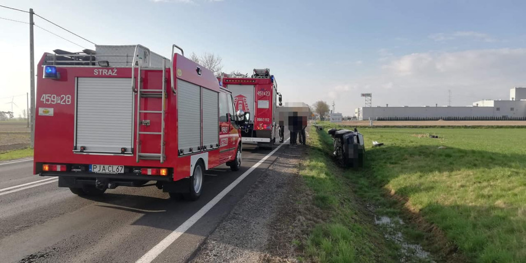 Golina. Samochód w rowie