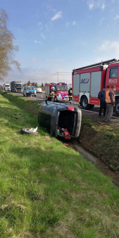 Golina. Samochód w rowie