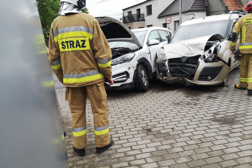 Stłuczka obok kościoła w Wilkowyi