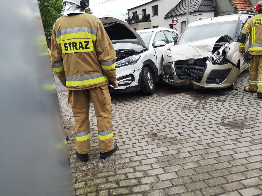 Stłuczka obok kościoła w Wilkowyi
