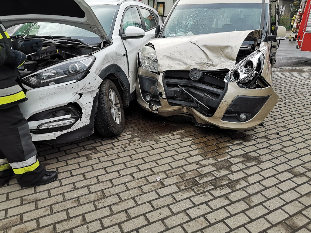 Stłuczka obok kościoła w Wilkowyi