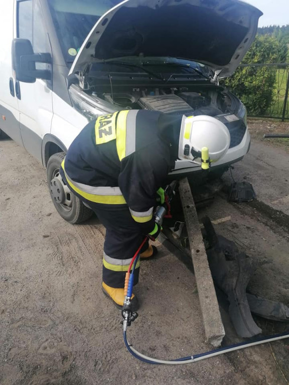 Góra. Samochodem dostawczym w bariery