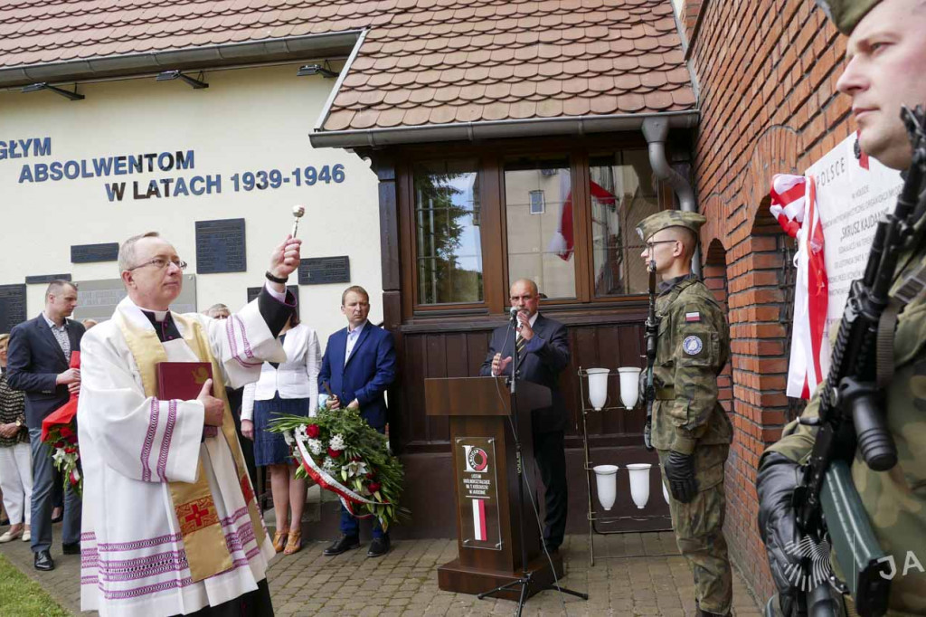 Historyczna tablica na murze liceum