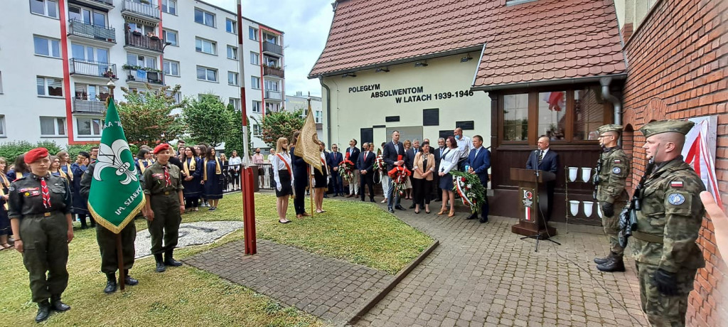 Historyczna tablica na murze liceum