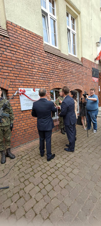 Historyczna tablica na murze liceum