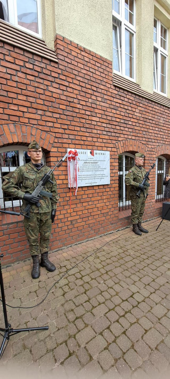 Historyczna tablica na murze liceum