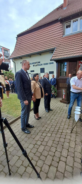 Historyczna tablica na murze liceum