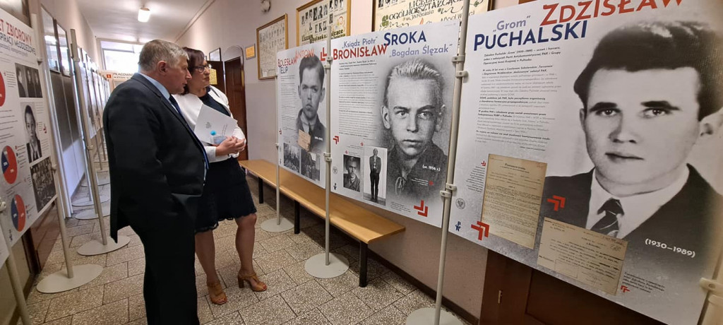 Historyczna tablica na murze liceum