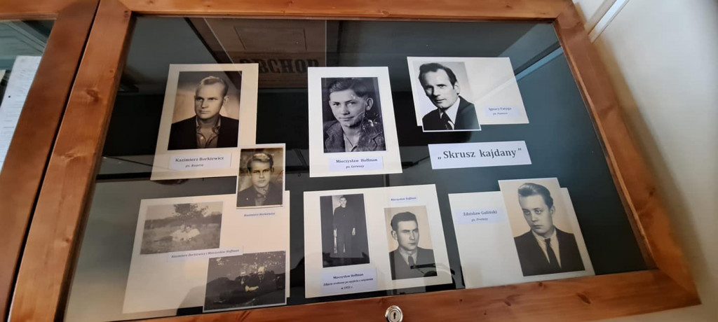 Historyczna tablica na murze liceum