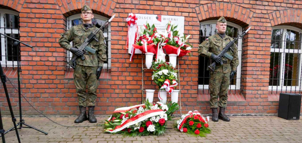 Historyczna tablica na murze liceum